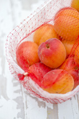 Aprikosen in der Plastik Schale