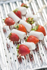 Erdbeeren und Marshmellows auf einem Spieß
