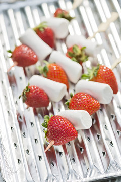 Erdbeeren und Marshmellows auf einem Spie&szlig;