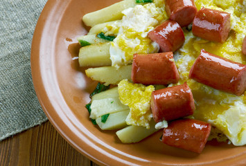 Huevos rotos con chistorra
