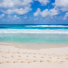 traces de pas sur plage d'Anse Lazio, Seychelles