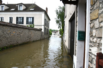 Fototapeta na wymiar inondations à moret sur loing