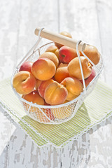 Aprikosen im Korb auf einem Holztisch