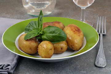 Pommes de terre et feuilles de basilic dans une assiette