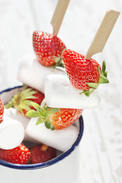 Erdbeeren mit Marshmellows auf einem Spieß