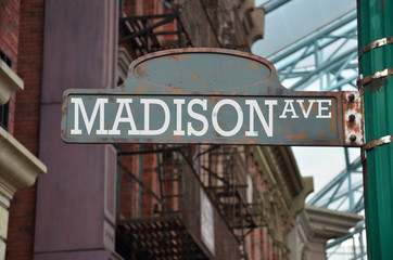Obraz premium Image of a street sign for Madison Avenue, New York City