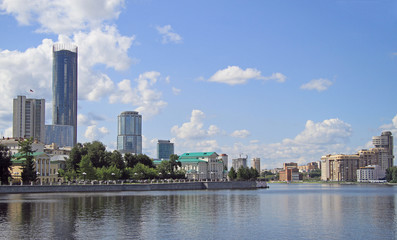 Fototapeta na wymiar cityscape of Yekaterinburg, the city pond