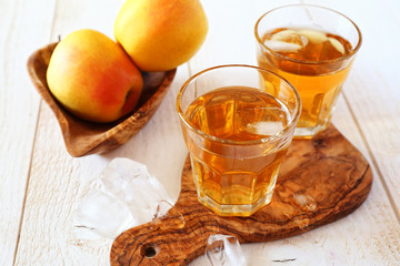 Apple juice in two glass and two apples