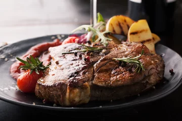 Cercles muraux Steakhouse T-Bone de viande grillée aux légumes, épices