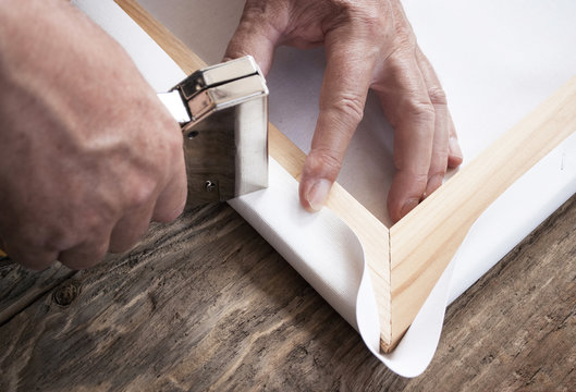 Rahmenbauer zieht Leinwand (Canvas) auf Keilrahmen mit Tacker auf 