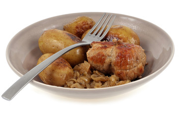 Assiette avec une paupiette, des pommes de terre et des oignons rissolés