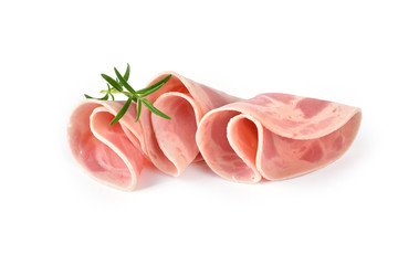 Garnierte Wurstsscheiben vom Bierschinken auf weißem Hintergrund - Slices of ham sausage on white background