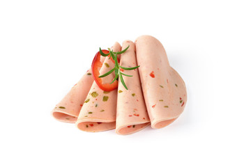 Garnierte Wurstscheiben von der Paprikawurst auf weißem Hintergrund - Slices of sweet pepper...