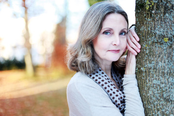 glückliche Seniorin in der Natur