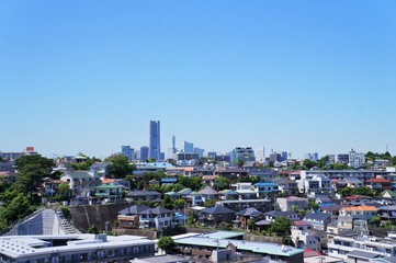 Fototapeta na wymiar 横浜ランドマークタワーの見える住宅街