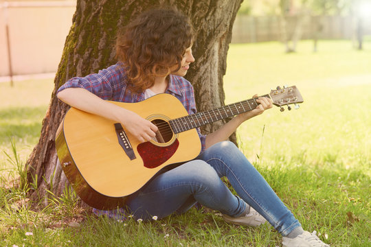 woman play guitar