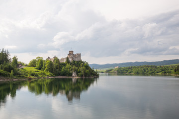 Fototapeta na wymiar Malowniczy widok na zamek w Niedzicy nad jeziorem Czorsztyńskim