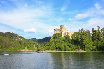 Malowniczy widok na zamek w Niedzicy nad jeziorem Czorsztyńskim