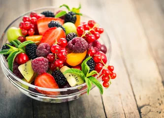 Foto op Plexiglas Verse fruitsalade in de kom © pilipphoto