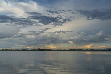 Fototapeta na wymiar stormy evening sky over lake