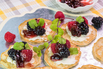 Cornmeal cakes with berry fig chutney.
