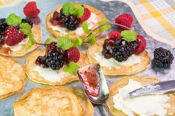 Cornmeal cakes with berry fig chutney.