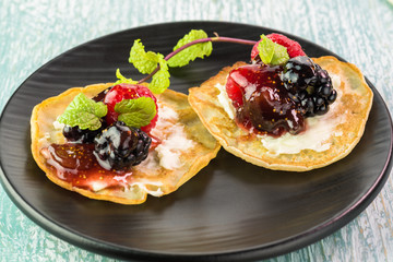 Cornmeal cakes with berry fig chutney.