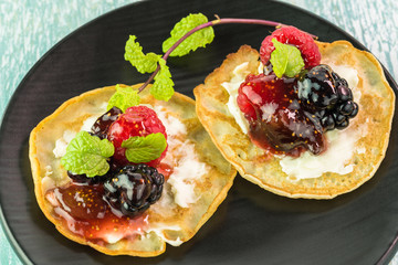 Cornmeal cakes with berry fig chutney.