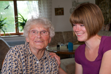 Pflegekraft mit Seniorin