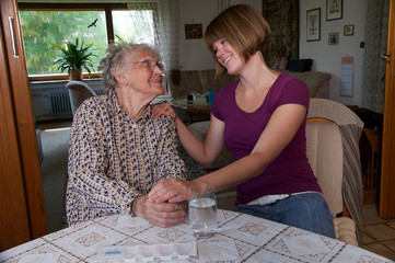 Pflegekraft mit Seniorin