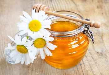 Obraz na płótnie Canvas Healthy organic honey jar with flowers