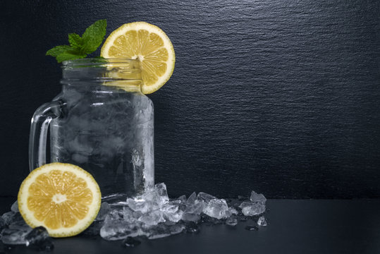 Limonade mit Eis und Zitrone auf Schiefertafel - Hintergrund