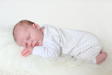 3-weeks newborn sleeps