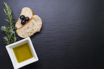 Weißbrot mit Oliven und Rosmarin auf Schiefertafel - Hintergrund