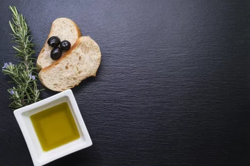 Fototapete Vorspeise Weißbrot mit Oliven und Rosmarin auf Schiefertafel - Hintergrund