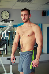 Obraz premium Young muscular man with bare chest in gym