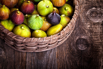 different varieties of figs in wicker basket 