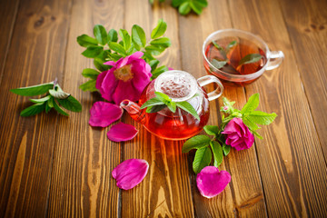 Obraz na płótnie Canvas fresh tea with rosehip 