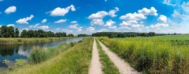 Schöner Wanderweg an einem Fluss, Urlaub , Erholung, Panorama