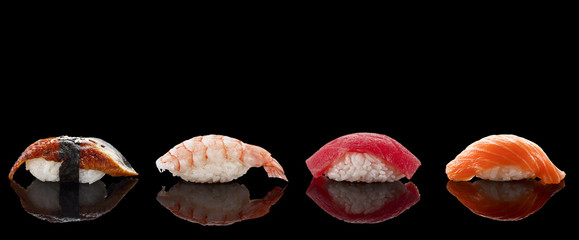 Sushi nigiri op zwarte achtergrond