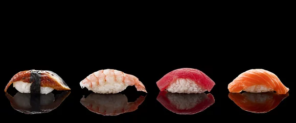 Foto auf Acrylglas Sushi-bar Sushi Nigiri auf schwarzem Hintergrund