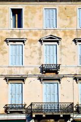 Windows with jalousie