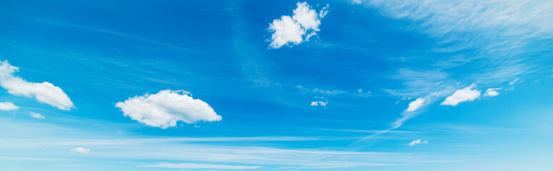 Naklejka premium blue sky with white clouds
