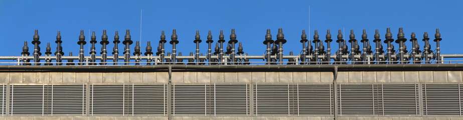 Abzüge auf dem Dach eines Chemielabors - Panorama