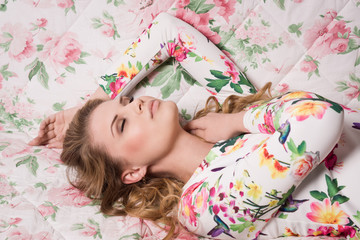 Obraz na płótnie Canvas Sensuality young woman lying on sofa