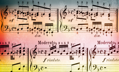 Musiknoten auf farbigem Hintergrund