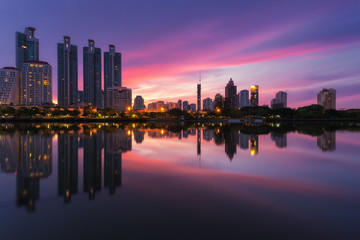 Fototapeta na wymiar Bangkok cityscape view at park in morning.