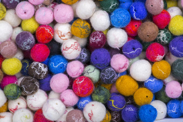Fototapeta na wymiar Фон из разноцветных шариков из валяной шерсти 