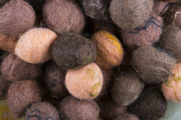 Фон из разноцветных шариков из валяной шерсти
