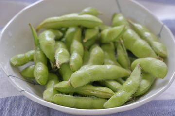 edamame : japanese green soybeans